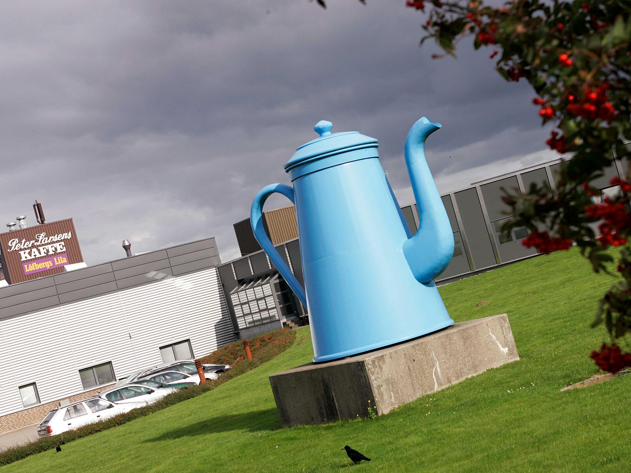Stor Madam Blå kaffekande foran fabrik i Viborg