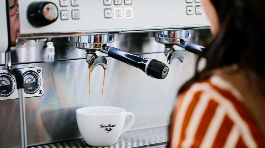 Espressomaskine med dame foran