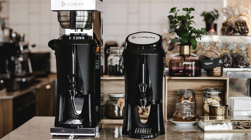 Bord med kolbe- og bryganlæg til kaffe