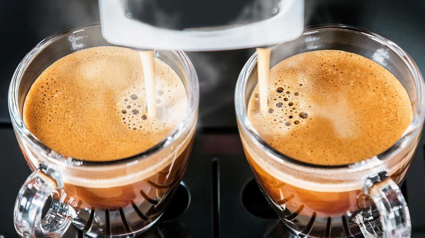 Kaffeautomat der brygger kaffe i to kopper