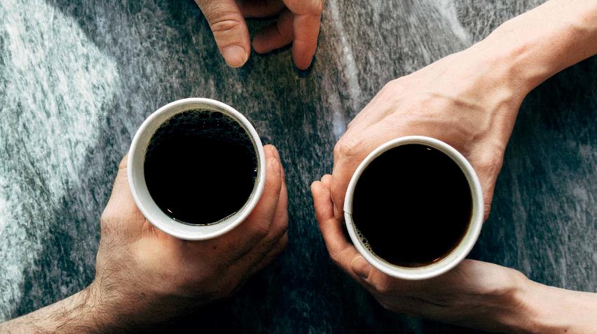 bord med kaffekopper på