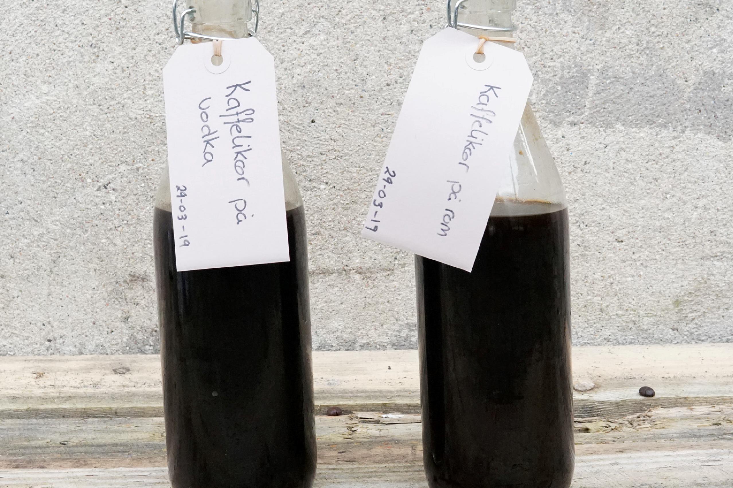 Billede af to flasker kaffelikør