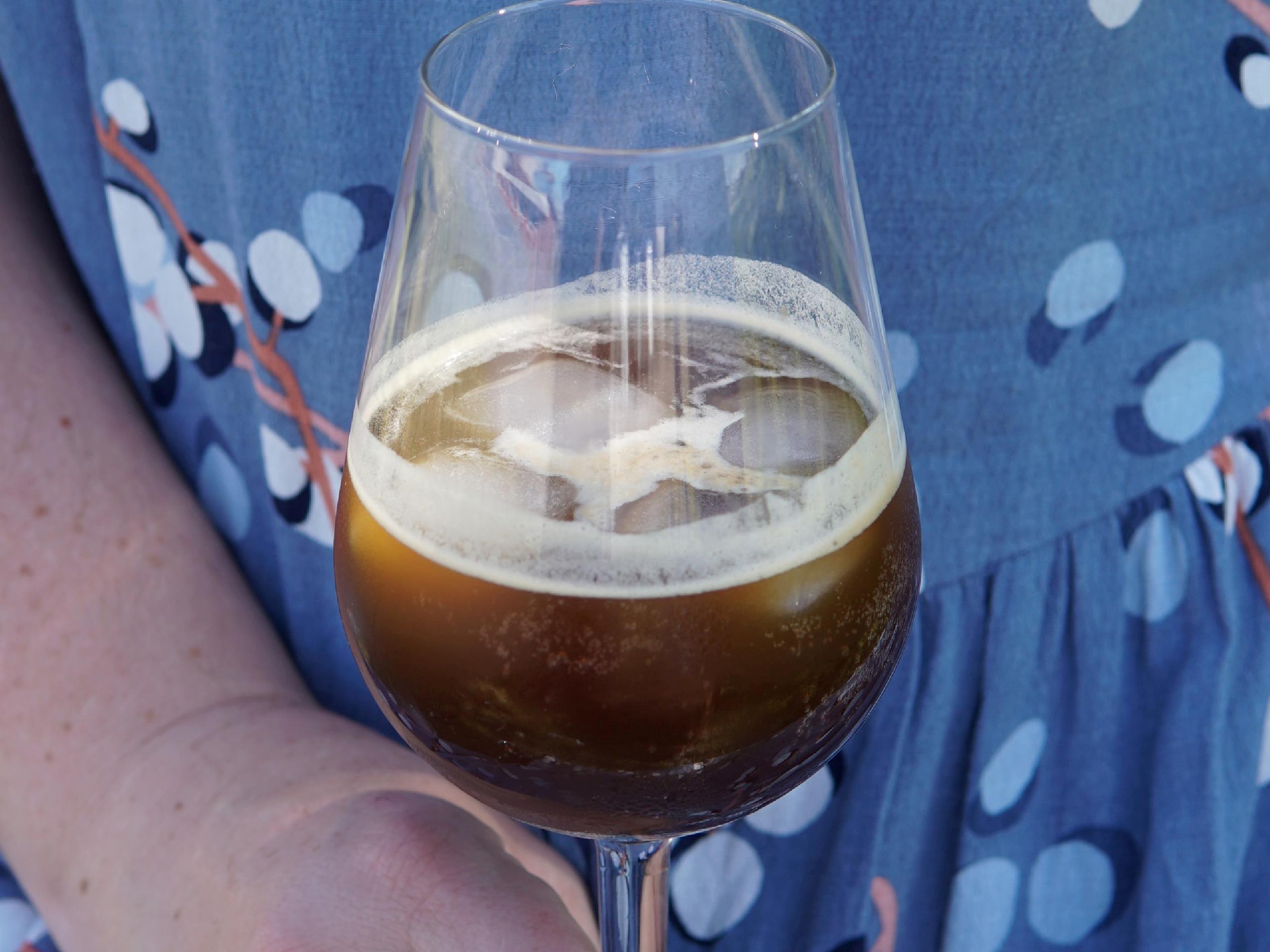 Hånd der holder vinglas med gin og tonic