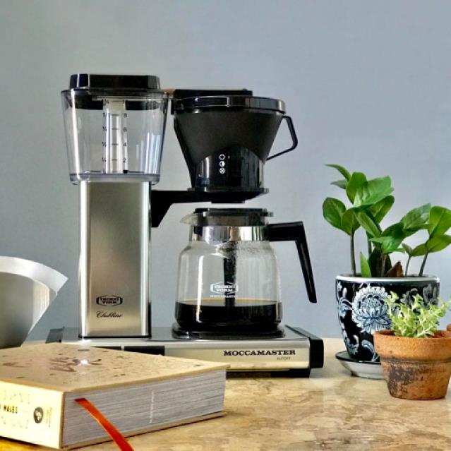 Kaffemaskine på et køkkenbord