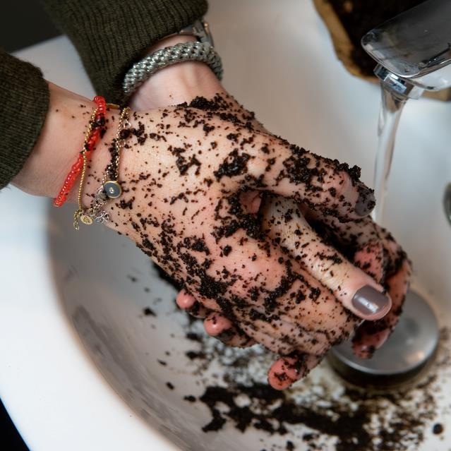 hænder scrubbes med kaffegrums